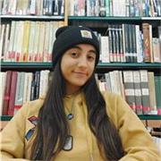 Estudiante universitaria imparte clases de apoyo para niños de primaria por las tardes